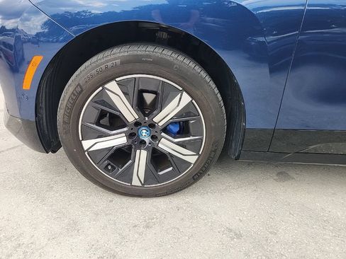 Used 2023 BMW iX xDrive50 w/ Sport Package AWD/4WD image 7