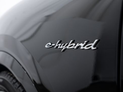 Certified 2025 Porsche Cayenne S image 25