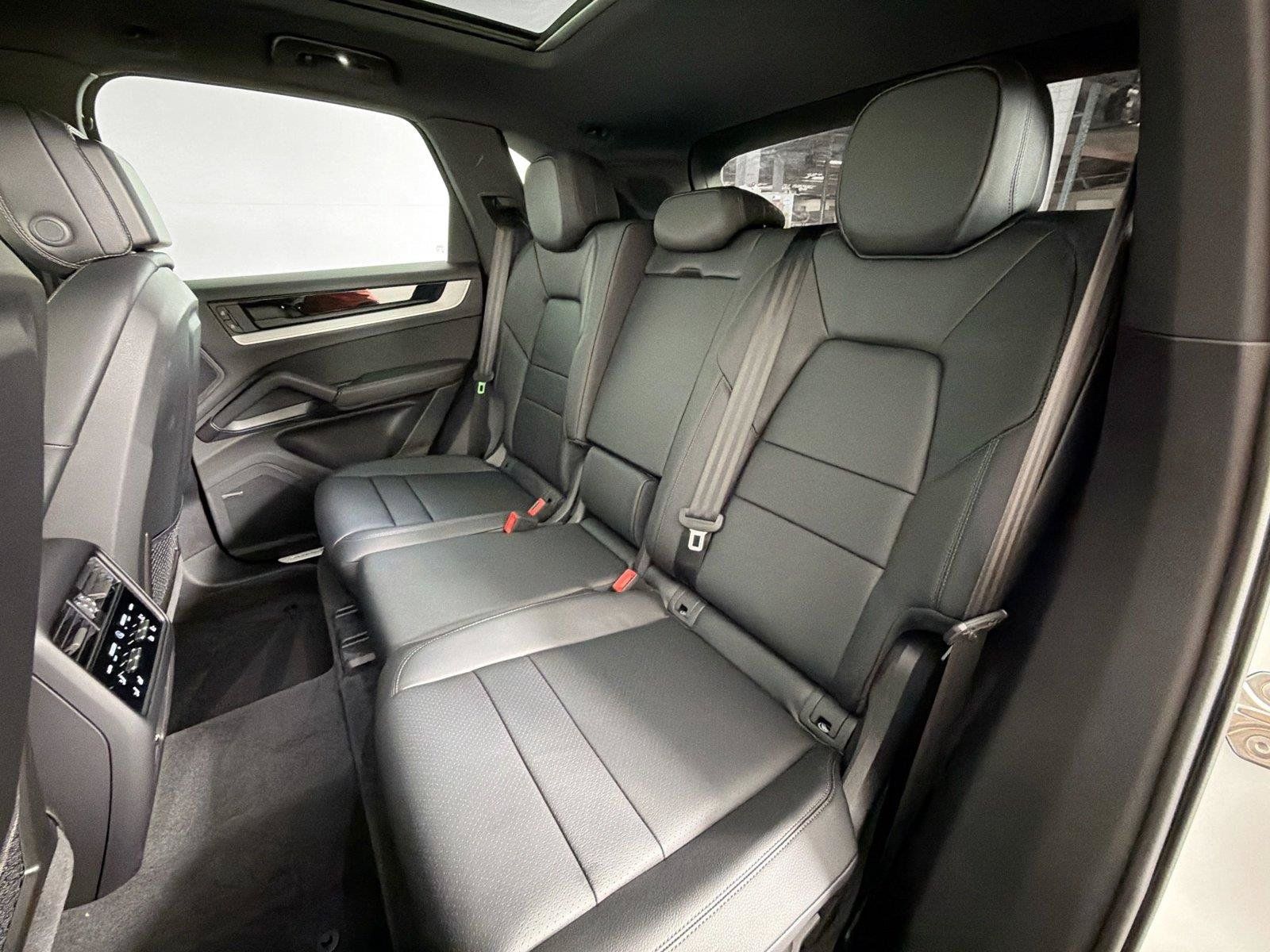 Certified 2025 Porsche Cayenne E-Hybrid AWD/4WD image 25