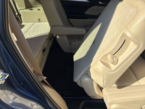 Used 2019 Toyota Highlander XLE image 34