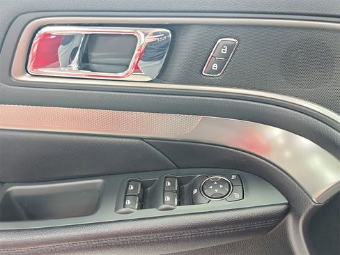 Used 2018 Ford Explorer XLT image 29