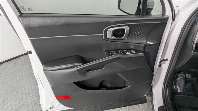 Used 2023 Kia Sorento LX FWD image 13