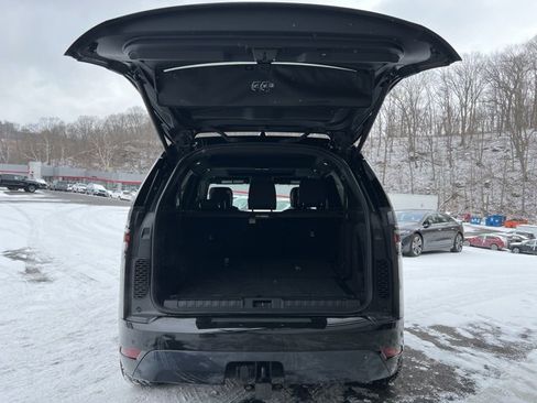 Used 2024 Land Rover Discovery Dynamic SE image 9