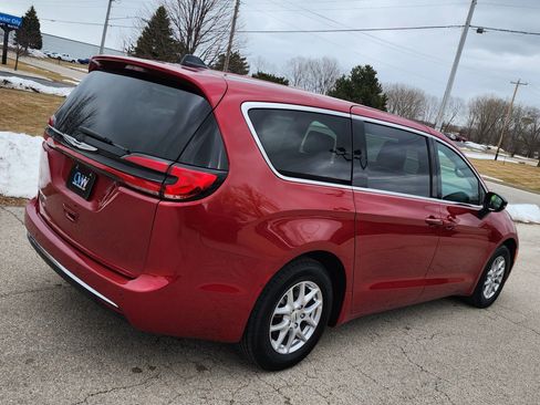 Used 2025 Chrysler Pacifica Select image 10