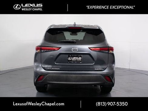 Used 2022 Toyota Highlander XLE AWD/4WD image 7