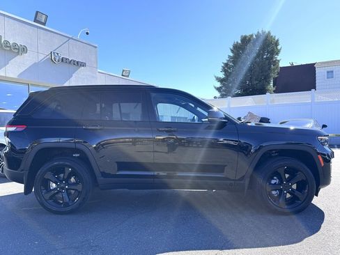 New 2025 Jeep Grand Cherokee Limited w/ Black Appearance Package image 8
