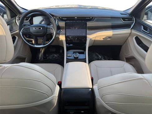 Used 2024 Jeep Grand Cherokee Limited image 12