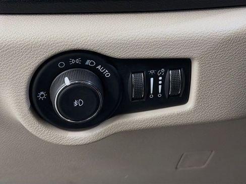 Used 2023 Chrysler Pacifica Touring-L image 10