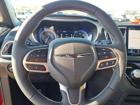 New 2026 Chrysler Pacifica Select image 9