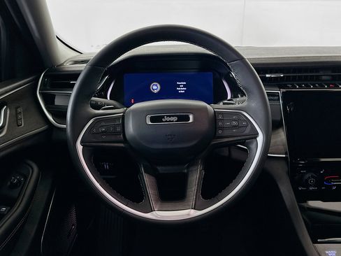 Used 2023 Jeep Grand Cherokee Limited w/ Black Appearance Package image 18