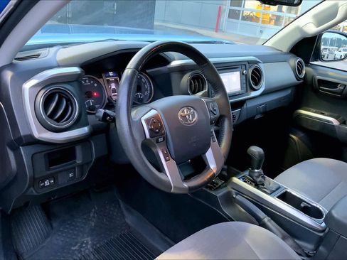 Used 2018 Toyota Tacoma SR5 AWD/4WD image 17