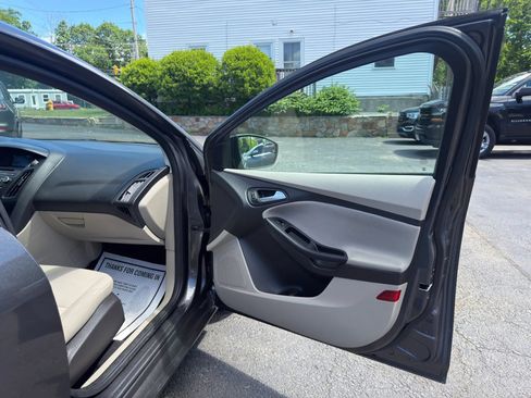 Used 2016 Ford Focus SE FWD image 18