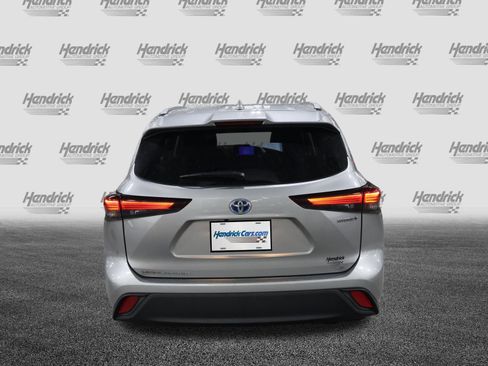 Used 2024 Toyota Highlander XLE FWD image 8
