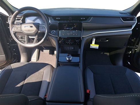 New 2025 Jeep Grand Cherokee Altitude image 9