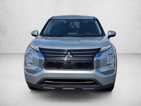 Used 2023 Mitsubishi Outlander ES image 2