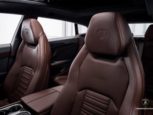 Used 2025 Lamborghini Urus SE image 32