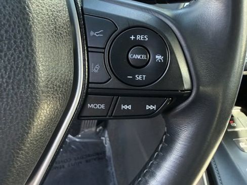 Certified 2022 Toyota Venza LE image 20