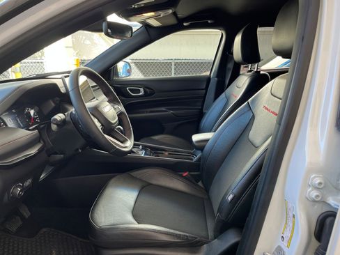 Used 2025 Jeep Compass Trailhawk image 27