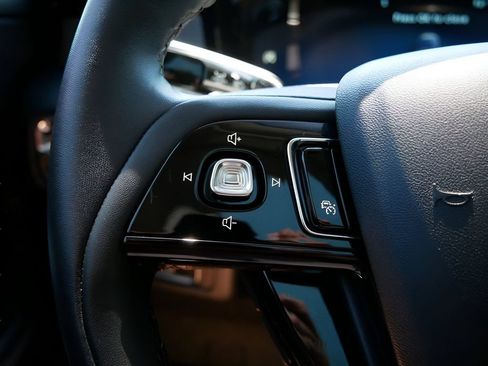 Used 2025 Lincoln Corsair AWD w/ Equipment Group 101A image 17