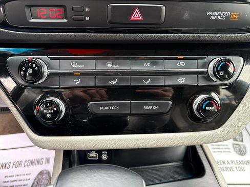 Used 2017 Kia Sedona LX w/ LX Essentials Premium Package image 21