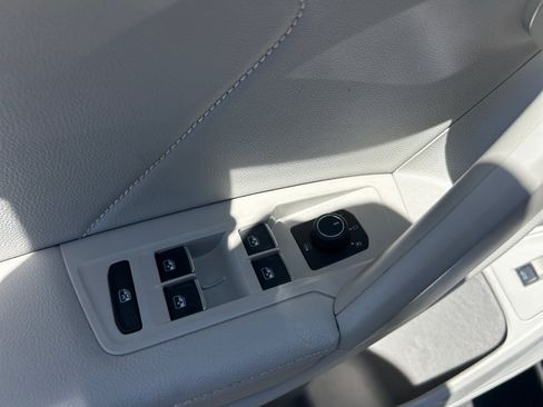Used 2022 Volkswagen Tiguan SE w/ Panoramic Sunroof Package AWD/4WD image 13