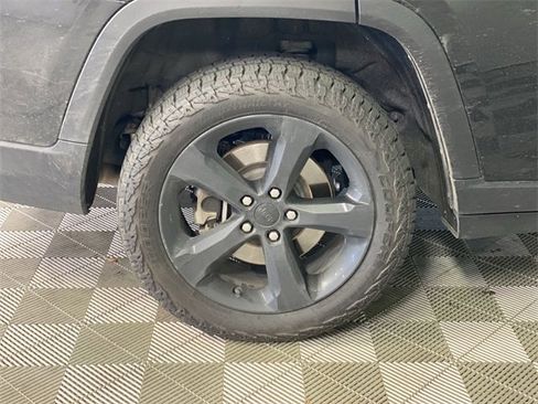 Used 2023 Jeep Grand Cherokee L Limited w/ Luxury Tech Group II image 18