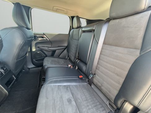 Used 2025 Mitsubishi Outlander SE FWD image 28