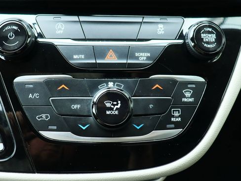 Used 2022 Chrysler Voyager LX image 47