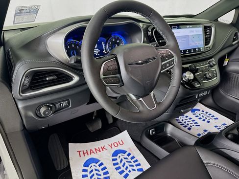 Used 2025 Chrysler Pacifica Select image 9