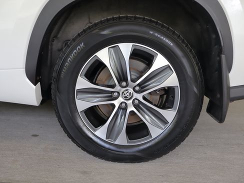 Used 2021 Toyota Highlander XLE AWD/4WD image 31