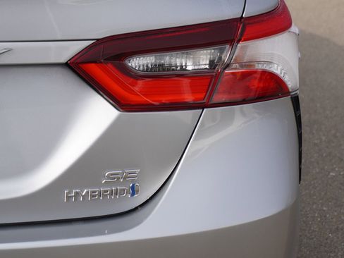 Used 2020 Toyota Camry SE w/ Sunroof Package image 11