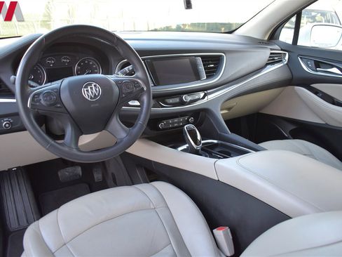 Used 2018 Buick Enclave Essence image 3