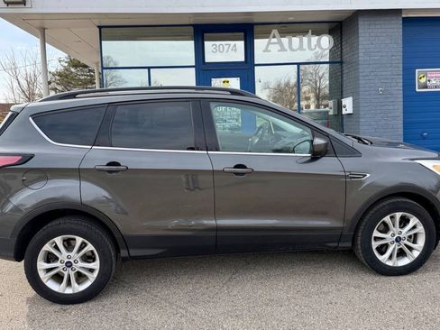 Used 2018 Ford Escape SE AWD/4WD image 2
