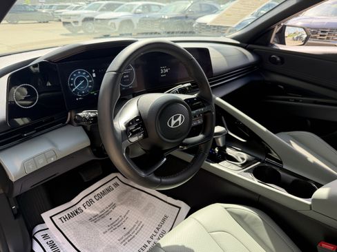 Certified 2025 Hyundai Elantra Limited FWD image 25