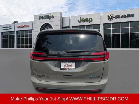 Used 2025 Chrysler Pacifica Premium FWD image 4