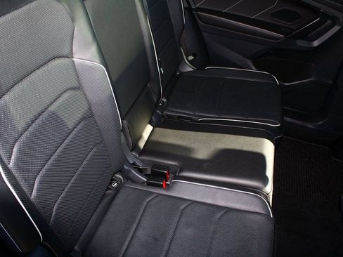 Used 2023 Volkswagen Tiguan SEL R-Line image 8