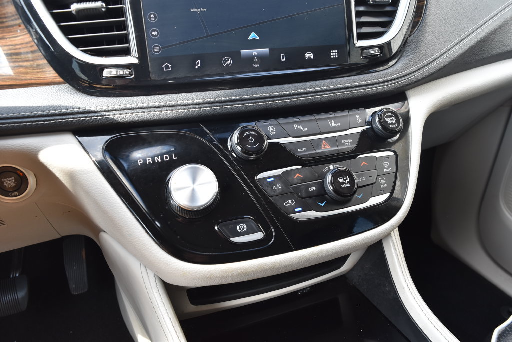 Used 2023 Chrysler Pacifica Limited FWD image 17