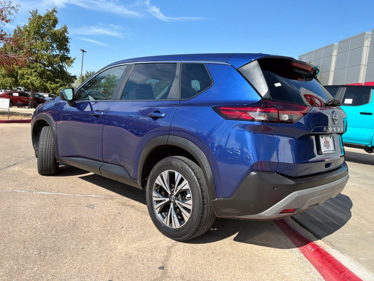 Used 2023 Nissan Rogue SV FWD image 8