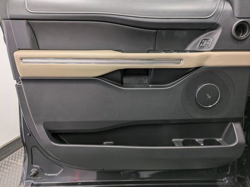 Used 2023 Ford Expedition Limited image 8