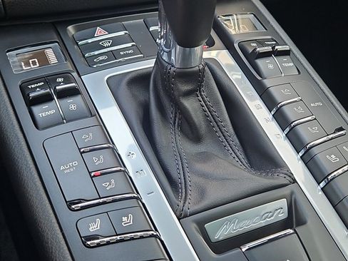 Certified 2021 Porsche Macan AWD/4WD image 35