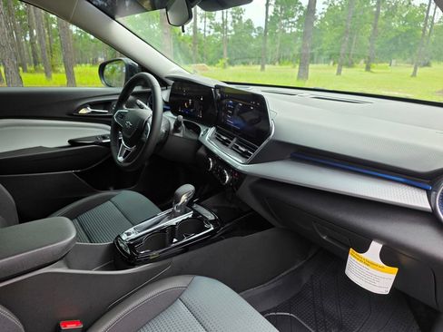 New 2026 Chevrolet Trax LT w/ Sunroof Package FWD image 25