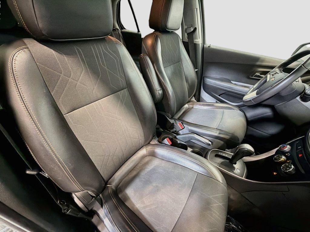 Used 2019 Chevrolet Trax LT w/ LT Convenience Package FWD image 26