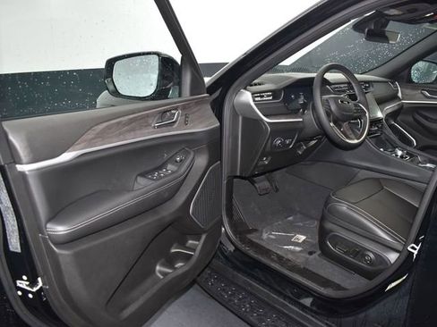 New 2025 Jeep Grand Cherokee Limited w/ Black Appearance Package AWD/4WD image 12