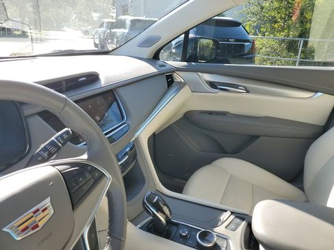 Used 2021 Cadillac XT5 Premium Luxury w/ LPO, Premium Carpet Package FWD image 23