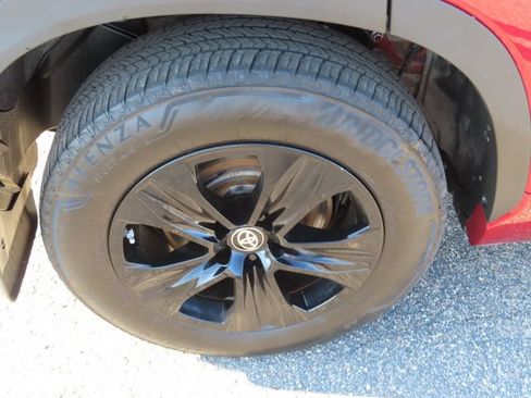 Used 2024 Toyota Highlander LE AWD/4WD image 14