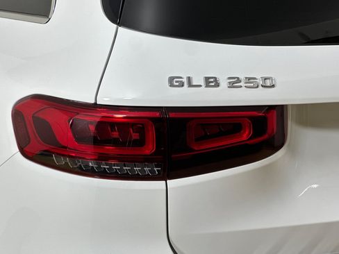 Used 2022 Mercedes-Benz GLB 250 image 26