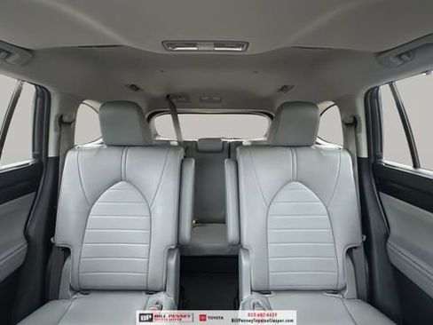 Used 2025 Toyota Highlander XLE image 18