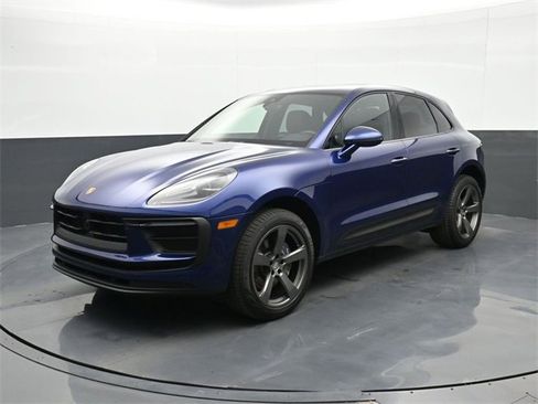 Certified 2025 Porsche Macan image 1