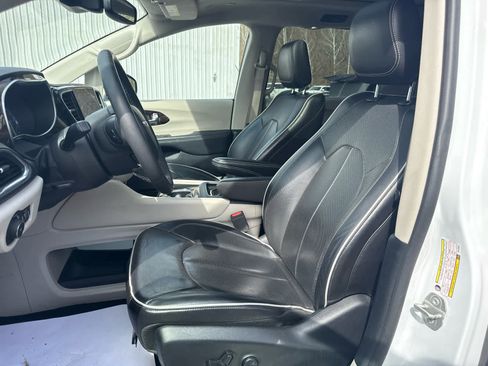 Used 2024 Chrysler Pacifica Limited image 15