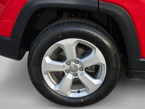 Used 2018 Jeep Compass Latitude FWD image 18